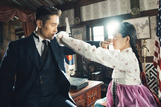 ‘미스터 션샤인’에서 노비 출신 미군 장교와 조선을 지키려는 사대부 영애 역할로 호흡을 맞추고 있는 이병헌과 김태리. 김태리는 박찬욱 감독의 영화 ‘아가씨’로 데뷔한 이후 첫 드라마 출연이다. [사진 tvN]