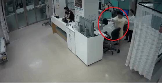 지난 1일 일어난 전북 익산의 한 병원 응급실에서 일어난 폭행 사건[사진 대한의사협회]