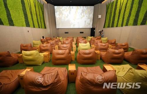 【서울=뉴시스】고범준 기자 = 10일 오전 서울 광진구 CGV강변점에서 'CGV 20주년 영화산업 미디어포럼'이 진행되고 있다. 사진은 지난 6일 개관한 자연 콘셉트의 잔디 슬로프 특별관 씨네&포레 모습.  CJ CGV는 1998년 서울 구의역에 국내 최초의 멀티플렉스인 CGV 강변을 개관, 20년동안 국내 영화시장을 선도해왔다. 프리미엄 상영관 골드클래스, 씨네드쉐프, IMAX, 독립-예술 영화 전용관 CGV아트하우스 등 다양한 콘셉트의 상영관을 도입해 영화관람문화의 변화를 이끌었다. 2018.07.10. bjko@newsis.com