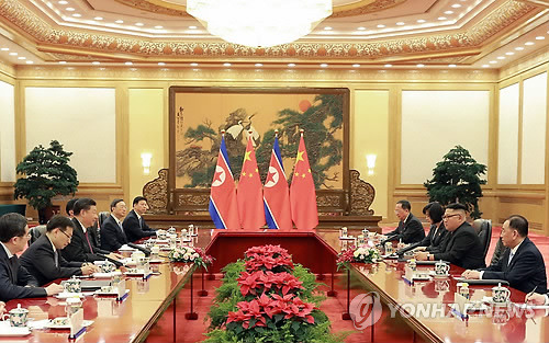인민대회당서 열린 北中 정상회담 (베이징 AP=연합뉴스) 김정은 북한 국무위원장(오른쪽 2번째)과 시진핑 중국 국가주석(왼쪽 3번째)이 6월 19일 중국 베이징 인민대회당에서 정상회담을 하고 있다.