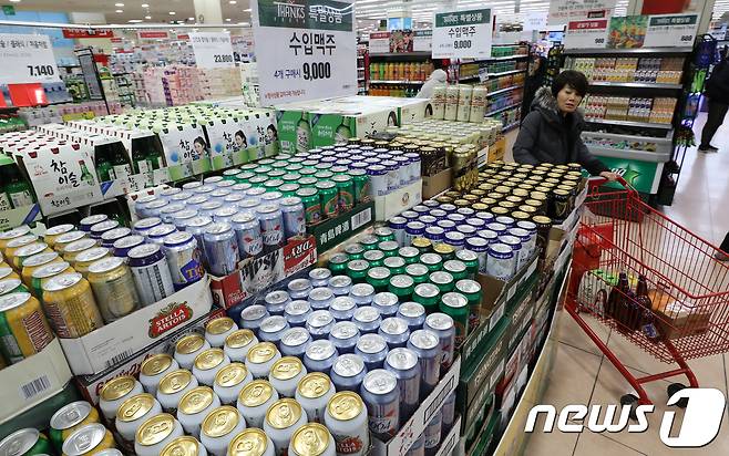 서울 시내의 한 대형마트에서 한 소비자가 수입맥주를 고르고 있다.  /뉴스1 © News1 구윤성 기자