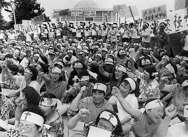 오대양 사건과 관련해 국회 앞에서 시위하고 있는 구원파(기독교복음침례회) 신자들. <한겨레> 자료 사진.
