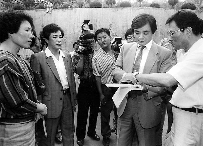 32명 떼죽음 현장인 경기도 용인 오대양 공장에서 실시된 현장검증. 박순자의 남편 이아무개씨(오른쪽)가 박종환 검사에게 당시 상황을 설명하고 있다. <한겨레> 자료 사진.