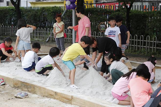 서울시 중랑구 신현초 학교 놀이터에 마련된 모래 놀이장에서 아이들이 놀고 있다. 이정아 기자 leej@hani.co.kr