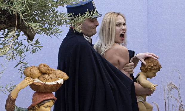 바티칸의 성베드로 광장에서 상반신을 노출한 채 “신은 여성이다”라고 가슴에 쓴 구호를 외치는 페멘 활동가를 바티칸 경찰이 체포하고 있다. 이 활동가는 이틀간 구금됐다가 풀려났다. AP연합뉴스