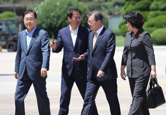 인도 국빈방문에 나선 문재인 대통령과 부인 김정숙 여사가 8일 경기도 성남시 서울공항에서 임종석 비서실장과 이야기를 하며 이동하고 있다. 왼쪽은 정의용 국가안보실장. 뉴시스