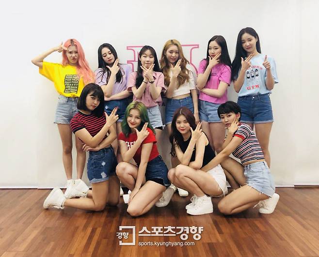 스포츠경향 유하은 온라인기자(뒷줄 왼쪽에서 세 번째)가 첫 번째 사부 모모랜드를 만나기 위해 6월 24일 서울 강남구에 위치한 연습실을 찾았다.