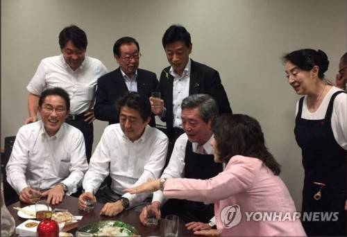 아베 총리, 폭우 중 여당 의원들과 술자리 (도쿄=연합뉴스) 김병규 특파원 = 아베 일본 총리(앞줄 왼쪽 두번째) 가 대규모 피해를 남긴 서일본 지역 집중 호우 중인 지난 5일 중의원 의원들의 숙소인 '중의원숙사'에서 동료 의원들과 술자리를 가져 비판을 받고 있다. 사진은 술자리 참석자인 니시무라 관방 부장관이 자신의 트위터에 올린 술자리 컷.  2018.7.10 [니시무라 야스토시 관방 부장관 트위터 캡처=연합뉴스]      bkkim@yna.co.kr