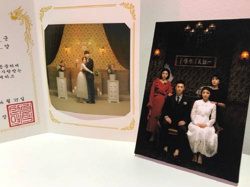 산격동 사진관의 샘플 사진. 왼쪽이 복고웨딩, 오른쪽이 경성시대 콘셉트 사진이다. [사진 = 김민지 인턴기자]