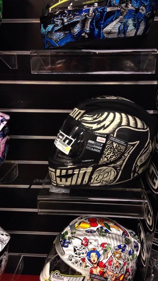 그래도 이 무광 아이콘 헬멧은 예뻤습니다.