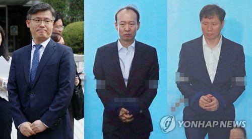 '국정원 특활비 상납' 이재만·안봉근 실형..정호성은 집행유예 (서울=연합뉴스) 한종찬 기자 = 특정범죄가중처벌법상 뇌물수수 등 혐의로 기소된 정호성(왼쪽 사진), 이재만(가운데 사진), 안봉근 전 청와대 비서관(오른쪽 사진)이 12일 오후 서울 서초구 서울중앙지방법원에서 열린 선고 공판을 마친 뒤 밖으로 나서고 있다. 이날 법원은 정 전 비서관에게 징역 10개월에 집행유예 2년을, 이재만 전 비서관에게 징역 1년6개월의 실형을, 안 전 비서관에게 징역 2년6개월의 실형을 각각 선고했다.     saba@yna.co.kr