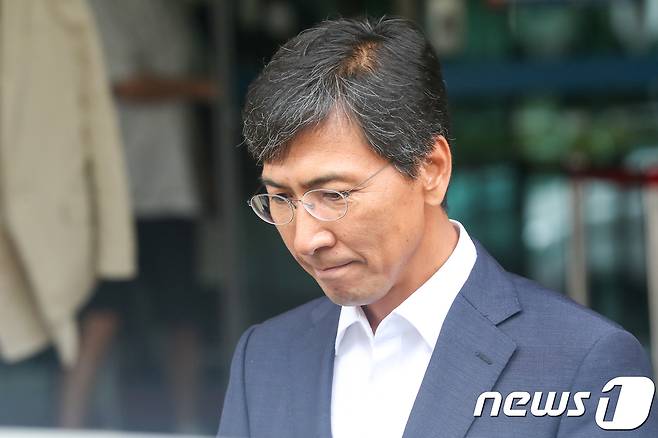수행비서를 위력으로 성폭행한 혐의 등을 받는 안희정 전 충남지사가 11일 오후 서울 마포구 서부지방법원에서 열린 오전 공판을 마친 뒤 법정을 나서고 있다. 2018.7.11/뉴스1 © News1 허경 기자