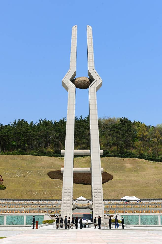 국립5·18민주묘지 안에 우뚝 서 있는 40m 높이의 5·18민중항쟁 추모탑. 광주시 제공