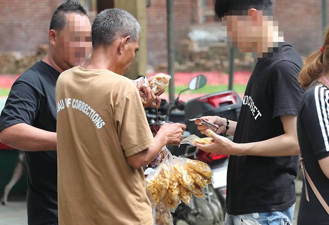 팔라완 이와힉 개방형 교도소 죄수들이 관광객들에게 자신이 만든 먹거리를 팔고 있다. 변선구 기자