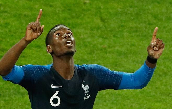 프랑스 미드필더 포그바가 벨기에를 물리치고 결승 진출이 확정되자 기뻐하고 있다. 그의 왼쪽 사슴에 수탉이 보인다. [AFP=연합뉴스]