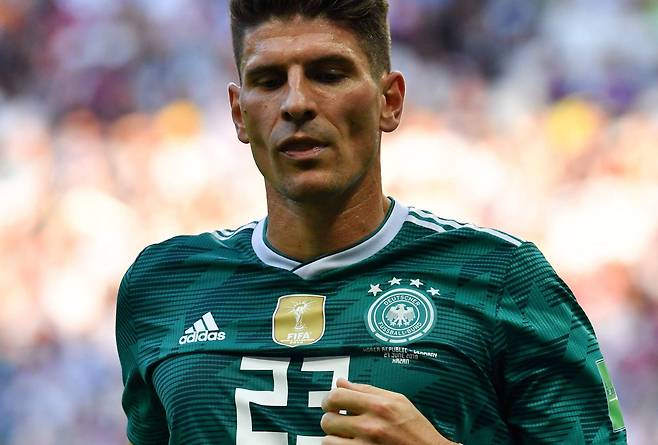 독일의 포워드 마리오 고메즈가 한국전에서 뛰며 침울한 얼굴을 하고 있다. [AFP=연합뉴스]