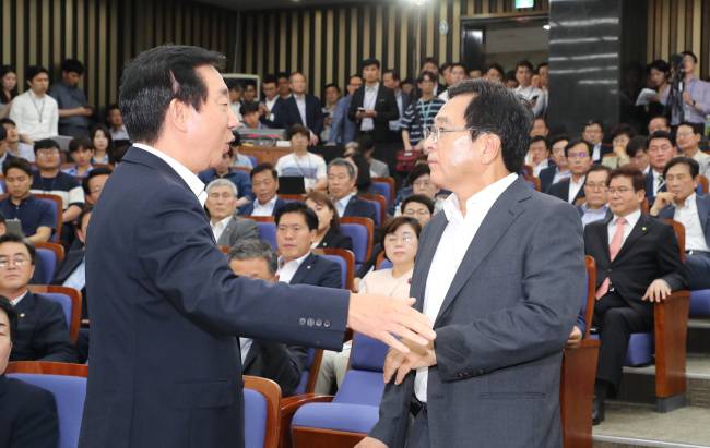 12일 오후 국회에서 열린 자유한국당 20대 국회 후반기 국회부의장 후보 경선 중 심재철 의원(오른쪽)이 의사진행발언을 요구하자 김성태 당대표 권한대행이 나중에 하라며 저지하고 있다. [사진=연합뉴스]