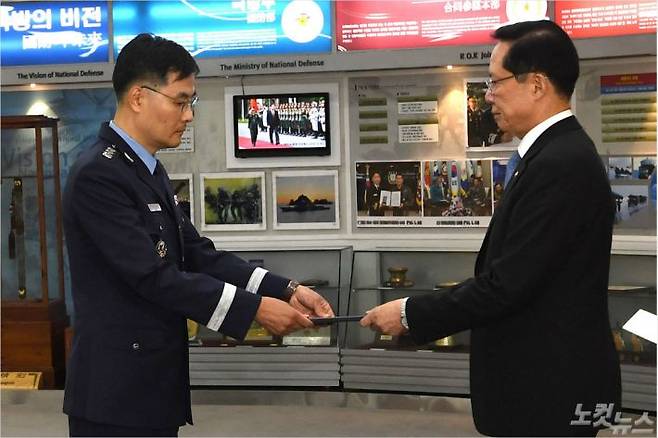 11일 오후 서울 용산구 국방부에서 송영무 국방부 장관이  ‘기무사 계엄령 문건’ 특별수사단장으로 임명된 전익수 공군 대령에게 임명장을 전달하고 있다. (사진=이한형 기자)