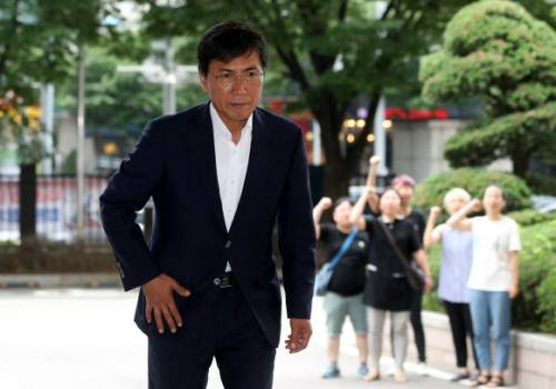13일 재판을 받기 위해 안희정 전 충남지사가 서울서부지법에 도착하자 여성단체 회원들이 규탄시위를 펼치고 있다. 연합뉴스