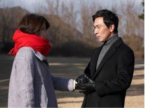 안희정 전 충남지사가 자신의 인스타그램에 부인 민주원씨와 다정한 한때를 보내고 있는 사진을 게재해 한 때 화제를 모은 바 있다.