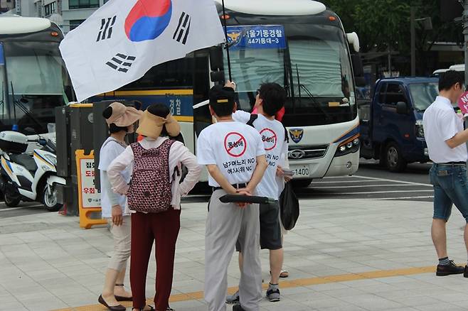▲ 동성애퀴어축제반대국민대회가 14일 서울 대한문 일대에서 퀴어축제를 반대하는 집회를 열고 있다. 사진은 광화문 인근에서 동성애자 비판 티셔츠를 입고 있는 이들. 사진=이우림 기자