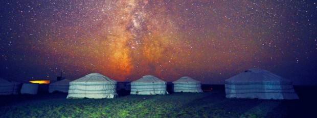 별이 가득한 몽골의 밤하늘과 게르.