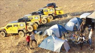 사막지역에서 진행되는 캠핑.