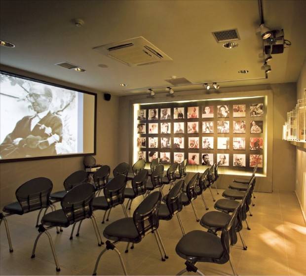 니코스 카잔차키스 박물관 내부. 자필 메모와 사진, 소지품 등 카잔차키스의 모든 것이 전시돼 있다.