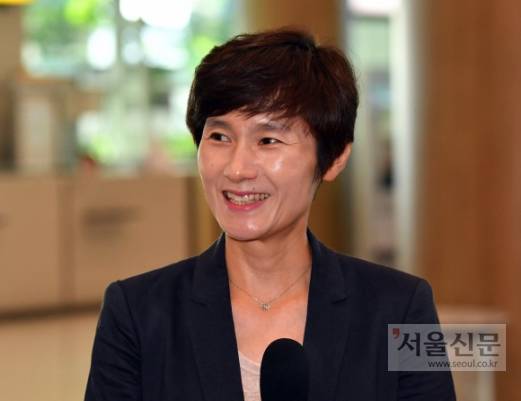 [서울포토] 북한 탁구 선수단 입국 - 15일 인천국제공항에서 현정화 전 선수가 기자들의 질문에 답하고 있다. 2018. 7. 15 박지환 기자 popocar@seoul.co.kr