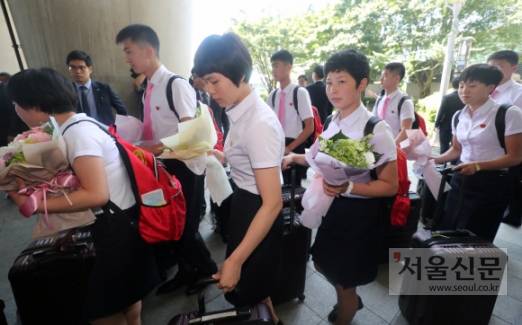 [서울포토] 북한 탁구 선수단 입국 - 북한 탁구대표팀이 15일 오후 인천공항을 통해 입국했다. 북한 탁구단은 코리아오픈 국제탁구대회에  남녀복식, 혼합복식에서 남북단일팀을 구성해 출전한다. 2018. 7. 15 박지환 기자 popocar@seoul.co.kr