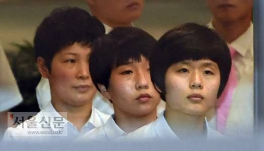 [서울포토] 북한 탁구 선수단 입국 - 15일 인천국제공항으로 입국한 북한탁구선수단이 세관검사를 앞두고 줄을 서 있다. 2018. 7. 15 박지환 기자 popocar@seoul.co.kr