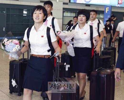 [서울포토] 북한 탁구 선수단 입국 - ‘2018 코리아오픈 국제탁구대회’에 출전하는 북한 탁구대표팀 선수들이 15일 인천공항을 통해 입국하고 있다. 2018. 7. 15 박지환 기자 popocar@seoul.co.kr