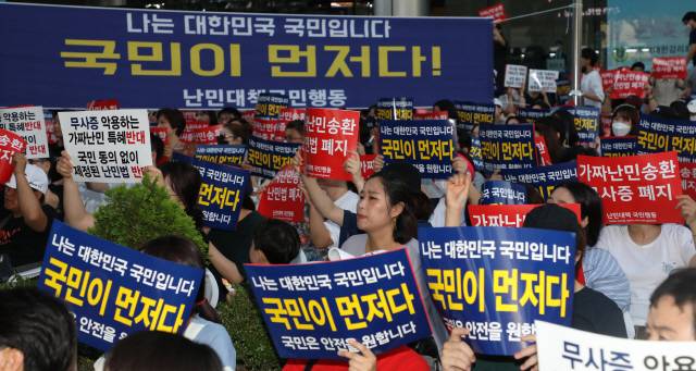 14일에는 서울 광화문 동화면세점 앞에서 난민 수용을 반대하는 난민대책국민행동이 난민법·무사증제도 폐지 촉구 집회를 진행중이다.   /연합뉴스