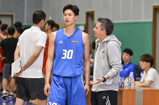 ▲ 다니엘 러츠 코치(오른쪽)는 농구 기술 중에서도 풋워크를 강조했다ⓒ KBL