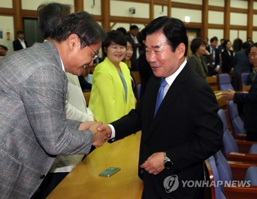 민주 당대표 출마 선언하는 김진표 의원 (서울=연합뉴스) 김현태 기자 = 더불어민주당 김진표 의원이 15일 오전 국회 의원회관에서 열린 당대표 출마선언 기자회견에서 참석자들과 악수하고 있다.   김 의원은 이날 출마 기자회견에서 "문재인 정부의 성공을 위해 유능한 경제정당을 이끄는 경제 당대표가 필요하다"고 밝혔다. 2018.7.15      mtkht@yna.co.kr