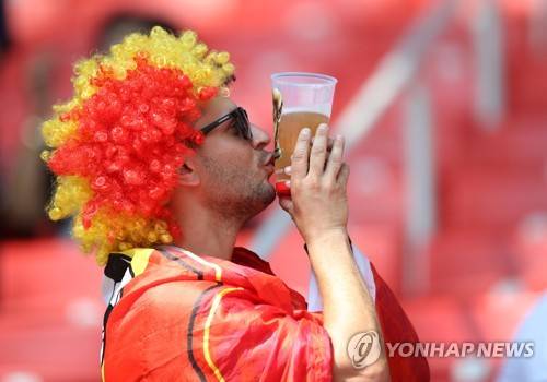 맥주를 들고 월드컵을 관람하는 축구팬[로이터=연합뉴스자료사진]