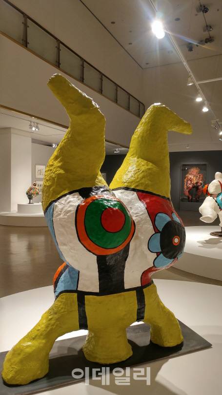 니키 드 생팔의 ‘거꾸로 서 있는 나나’(1967)의 뒷모습. 그냥 서 있기도 불편할 가로 128㎝ 세로188㎝의 거구를 물구나무 세웠다. 비대칭과 불균형이란 ‘나나’ 시리즈 특징은 골격뿐만 아니라 색채에서도 드러난다(사진=오현주 문화전문기자).