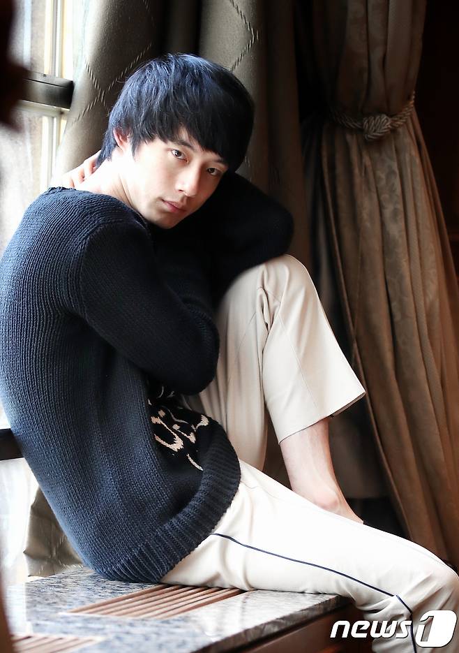 일본 배우 사카구치 켄타로가 4일 오후 서울 논현동 임피리얼팰리스에서 뉴스1과의 인터뷰에 앞서 포즈를 취하고 있다. 사카구치 켄타로는 오는 11일 개봉을 앞둔 영화 ‘오늘밤, 로맨스 극장에서’에 출연했다. 극중 그는 영화감독 지망생 마키노 켄지 역을 맡았다. '오늘 밤, 로맨스 극장에서'는 고전 영화 상영관인 ‘로맨스 극장’에서 현실로 나오게 된 흑백 영화 속 공주님 ‘미유키’(아야세 하루카와 분)와 사랑에 빠지게 된 ‘켄지’의 마법 같은 러브 스토리를 그린 작품이다. 2018.7.7./뉴스1 © News1 권현진 기자