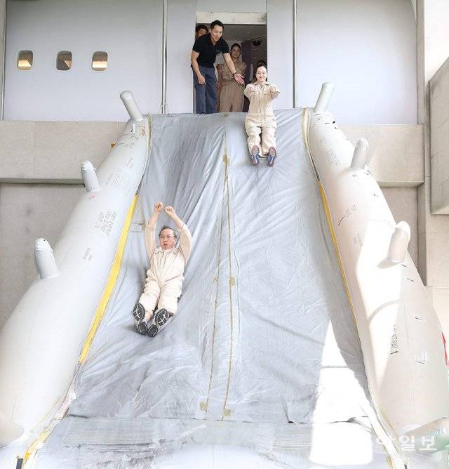 항공기 탈출 훈련을 하는 승무원들. 각 항공기 제작사와 FAA는 이 과정에서 탈출에 걸리는 시간이 가장 많이 지체된다고 봤습니다. 동아일보 DB