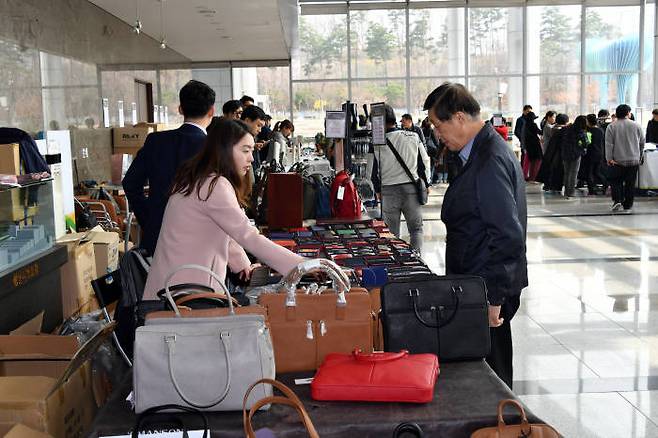 지난 3월 26~28일 성남시청에서 열린 개성공단 입주기업 상품 특판전.