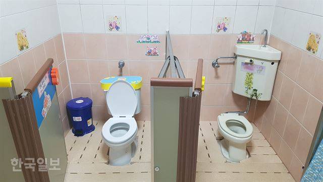[저작권 한국일보]2018년 도입된 제3차 어린이집평가지표에 따르면, 이 어린이집은 기존의 어린이변기를 해체하고 성인변기를 설치해야 한다. 인천 삼산동 미래타운3단지 예능주공어린이집 제공