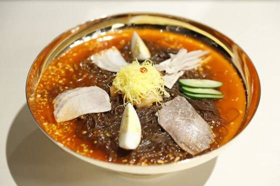 '2018 남북정상회담 환영만찬'에 제공된 평양 옥류관냉면. [사진 뉴스1]