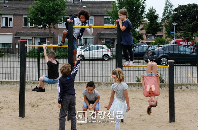 스테렌보쉬 초등학교 아이들이 등교하자마자 철봉에 매달려 놀고 있다. 스헤르토헨보스(네덜란드)|배동미 기자