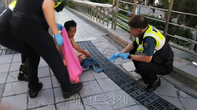 서울역파출소 소속 경찰관들이 순찰 도중 노숙인를 발견하고 조치를 취하고 있다. 이들 대부분은 파출소 바로 옆 노숙인 쉼터로 인계된다. [이민경 수습기자/coldshoulder@heraldcorp.com]