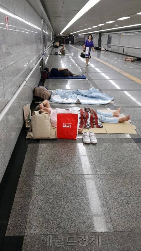 서울역 지하통로에 노숙인들이 자리를 깔고 누워있다. 경찰이 파악한 서울역 상주 노숙인는 250명에 달한다. [이민경 수습기자/coldshoulder@heraldcorp.com]