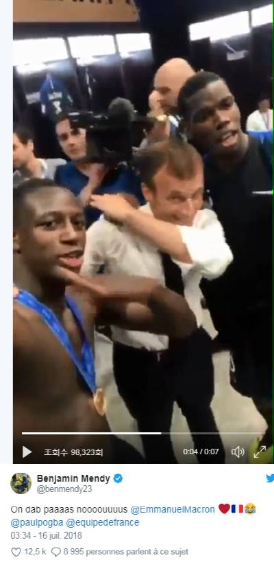 프랑스 대통령 에마뉴엘 마크롱(가운데)이 벤자민 멘디(왼쪽), 폴 포그바와 함께 댑 댄스를 추는 모습. 벤자민 멘디 사회관계망서비스 캡처