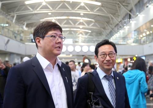 김홍걸 민화협 의장 평양행 (베이징=연합뉴스) 김진방 특파원 = 김홍걸 민족화해협력범국민협의회(민화협) 대표상임의장(왼쪽)과 김한정 더불어민주당 의원이 16일 평양에 방문하기 위해 중국 베이징 서우두(首都) 공항에 도착했다. 사진은 취재진과 인터뷰하는 김 의장. 2018.7.16      chinakim@yna.co.kr  (끝)