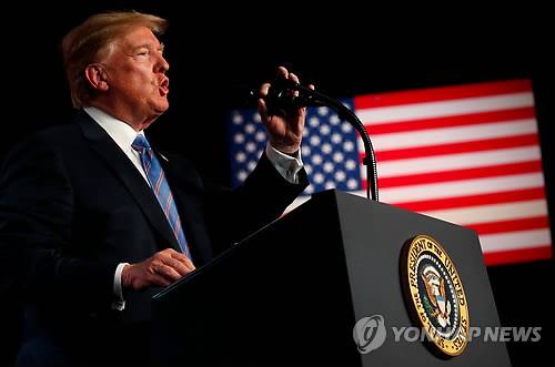 "中, EU에 '반(反)트럼프 무역동맹' 압박…EU 거부" (화이트설퍼스프링스<웨스트버지니아주> 로이터=연합뉴스) 로이터통신은 3일(현지시간) 복수의 유럽 관리들을 인용해 류허(劉鶴) 중국 부총리, 왕이(王毅) 외교담당 국무위원 겸 외교부장 등 중국 고위 관리들이 최근 벨기에, 독일, 중국에서 열린 유럽연합(EU) 측과의 회동에서 두 경제 대국 간 '동맹'을 제안했다고 전했다.       그러나 EU는 오는 16∼17일 베이징에서 열리는 중국·유럽 정상회의를 앞두고 미국에 대항해 EU와 중국이 동맹을 맺는다는 이 같은 구상을 거부했다고 EU 관리와 외교관 5명은 로이터에 전했다. 사진은 이날 웨스트버지니아주 화이트설퍼스프링스에서 열린 군 디너모임에서 트럼프 대통령이 연설하는 모습.        bulls@yna.co.kr