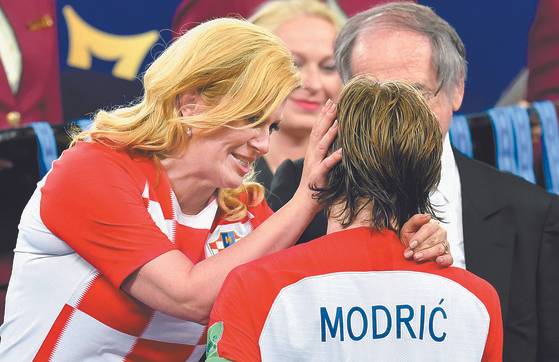 키타로비치 크로아티아 대통령(왼쪽)이 시상식에서 미드필더 모드리치를 격려하고 있다. [AP=연합뉴스]