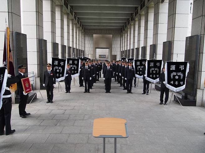 근조기를 들고 도열한 무공수훈자회 선양단원들의 모습. [사진 청와대]